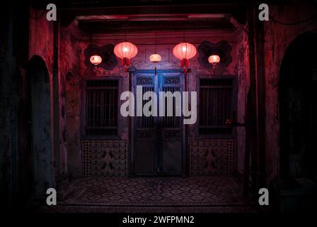 Edificio tradizionale con lanterne cinesi rosse per il capodanno cinese, Georgetown, Penang, Malesia Foto Stock