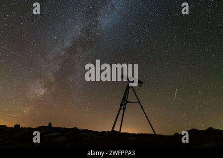 telescopio su un treppiede sullo sfondo del cielo stellato Foto Stock