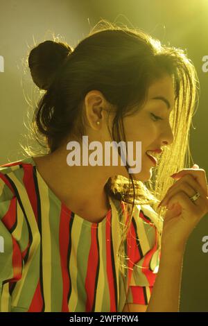 Creare un ritratto di luce romantico e drammatico che ama se stesso implica una combinazione ponderata di illuminazione, composizione e atmosfera. Foto Stock