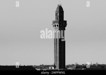 HMP Manchester Tower, uno degli edifici storici di Manchester. Ex prigione di Strangeways, questa immagine in bianco e nero è stata scattata in una serata limpida e soleggiata Foto Stock