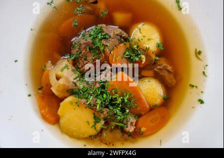 Una vista dall'alto di un delizioso stufato di manzo ricco di verdure fresche Foto Stock