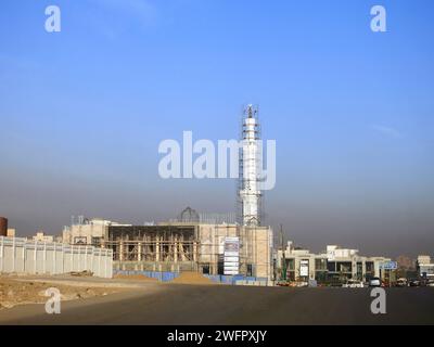 Cairo, Egitto, 20 gennaio 2024: Un sito di costruzione di una nuova moschea con una struttura in acciaio della cupola e delle impalcature lungo tutto il minareto del Masji Foto Stock