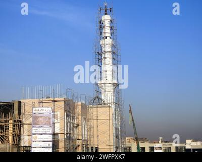 Cairo, Egitto, 20 gennaio 2024: Un sito di costruzione di una nuova moschea con una struttura in acciaio della cupola e delle impalcature lungo tutto il minareto del Masji Foto Stock