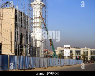 Cairo, Egitto, 20 gennaio 2024: Un sito di costruzione di una nuova moschea con una struttura in acciaio della cupola e delle impalcature lungo tutto il minareto del Masji Foto Stock