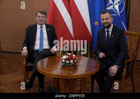 Varsavia, Polonia. 1 febbraio 2024. Il Vice primo Ministro danese e Ministro della difesa delle Troels Lund Poulsen (l) incontra il suo omologo W?adys?aw Kosiniak-Kamysz (r) presso la Cancelleria del primo Ministro a Varsavia, Polonia il 1° febbraio 2024. (Foto di Jaap Arriens/Sipa USA) credito: SIPA USA/Alamy Live News Foto Stock