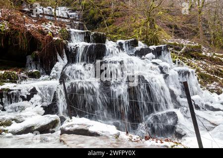 Una cascata ghiacciata sul Birks of Aberfeldy Walk Foto Stock