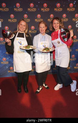 Nova Meierhenrich, Cornelia Poletto und Ina Menzer beim Charity-Abend Zugusten des Lufthafens des Altonaer Kinderkrankenhauses im Cornelia Poletto Palazzo auf der Horner Rennbahn. Amburgo, 31.01.2024 *** Nova Meierhenrich, Cornelia Poletto e Ina Menzer alla serata di beneficenza Zugusten des Lufthafens des Altonaer Kinderkrankenhauses nel Palazzo Cornelia Poletto all'Horner Rennbahn Amburgo, 31 01 2024 foto:xgbrcix/xFuturexImagex poletto 4115 Foto Stock