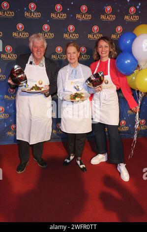 Rolf Zuckowski, Cornelia Poletto und Ina Menzer beim Charity-Abend Zugusten des Lufthafens des Altonaer Kinderkrankenhauses im Cornelia Poletto Palazzo auf der Horner Rennbahn. Amburgo, 31.01.2024 *** Rolf Zuckowski, Cornelia Poletto e Ina Menzer alla serata di beneficenza Zugusten des Lufthafens des Altonaer Kinderkrankenhauses nel Palazzo Cornelia Poletto all'Horner Rennbahn Amburgo, 31 01 2024 foto:xgbrcix/xFuturexImagex poletto 4118 Foto Stock