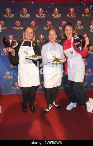 Nova Meierhenrich, Cornelia Poletto und Ina Menzer beim Charity-Abend Zugusten des Lufthafens des Altonaer Kinderkrankenhauses im Cornelia Poletto Palazzo auf der Horner Rennbahn. Amburgo, 31.01.2024 *** Nova Meierhenrich, Cornelia Poletto e Ina Menzer alla serata di beneficenza Zugusten des Lufthafens des Altonaer Kinderkrankenhauses nel Palazzo Cornelia Poletto all'Horner Rennbahn Amburgo, 31 01 2024 foto:xgbrcix/xFuturexImagex poletto 4116 Foto Stock