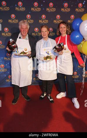 Rolf Zuckowski, Cornelia Poletto und Ina Menzer beim Charity-Abend Zugusten des Lufthafens des Altonaer Kinderkrankenhauses im Cornelia Poletto Palazzo auf der Horner Rennbahn. Amburgo, 31.01.2024 *** Rolf Zuckowski, Cornelia Poletto e Ina Menzer alla serata di beneficenza Zugusten des Lufthafens des Altonaer Kinderkrankenhauses nel Palazzo Cornelia Poletto all'Horner Rennbahn Amburgo, 31 01 2024 foto:xgbrcix/xFuturexImagex poletto 4117 Foto Stock