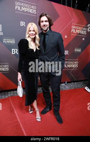Tina Kaiser und Max Wiedemann bei der Verleihung des 45. Bayerischen Filmpreises 2023 im Prinzregententheater. München, 19.01.2024 Foto Stock