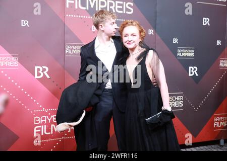 Brigitte Hobmeier (Schauspielerin) mit Sohn August, Bayerischer Filmpreis 2023 am 19.09.2024 im Prinzregententheater a Muenchen Foto Stock