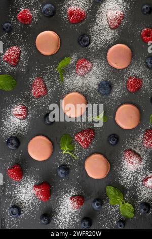 macaroni di colori diversi su sfondo nero Foto Stock