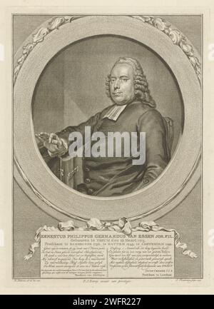 Ritratto di Ernestus Philippus Gerhardus van Essen, Jacob Houbraken, dopo Hendrik Pothoven, 1772 stampa Ritratto a metà a sinistra del pastore Ernestus Philippus Gerhardus van Essen in un medaglione, seduto su una sedia e con il braccio destro appoggiato su una Bibbia. Sotto il medaglione un campo in cui il suo nome e i suoi dati in tre righe in olandese e sotto due colonne, ognuna con un versetto a sei righe in olandese. Carta di Amsterdam che incide la Bibbia come libro Foto Stock