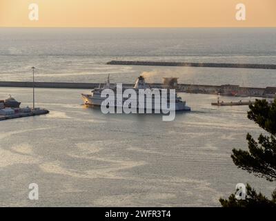Vista panoramica del porto di ancora, le Marche , Italia al tramonto presto in alta risoluzione Foto Stock