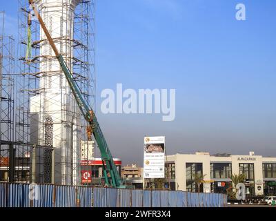 Cairo, Egitto, 20 gennaio 2024: Un sito di costruzione di una nuova moschea con una struttura in acciaio della cupola e delle impalcature lungo tutto il minareto del Masji Foto Stock