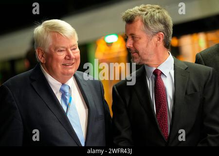 King Frederik X e Jorgen Mads Clausen, uomo d'affari, imprenditore ed ex CEO del gruppo Danfoss visitano la stazione della metropolitana Stadion Narodowy Varsavia, Polonia, giovedì 1 febbraio 2024. La stazione della metropolitana costituisce la struttura di un progetto che può potenzialmente raccogliere e riutilizzare il calore in eccesso della metropolitana inviandolo nel sistema di teleriscaldamento della città. Durante la visita, sarà firmata anche una lettera di intenti tra la metropolitana di Varsavia, un certo numero di aziende danesi e il Fondo danese per l'esportazione e gli investimenti. Il re è in promozione commerciale ufficiale in Polonia dal 30 gennaio al 2 febbraio, con Foto Stock