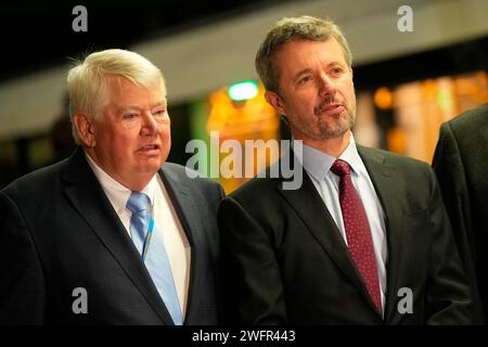 King Frederik X e Jorgen Mads Clausen, uomo d'affari, imprenditore ed ex CEO del gruppo Danfoss visitano la stazione della metropolitana Stadion Narodowy Varsavia, Polonia, giovedì 1 febbraio 2024. La stazione della metropolitana costituisce la struttura di un progetto che può potenzialmente raccogliere e riutilizzare il calore in eccesso della metropolitana inviandolo nel sistema di teleriscaldamento della città. Durante la visita, sarà firmata anche una lettera di intenti tra la metropolitana di Varsavia, un certo numero di aziende danesi e il Fondo danese per l'esportazione e gli investimenti. Il re è in promozione commerciale ufficiale in Polonia dal 30 gennaio al 2 febbraio, con Foto Stock