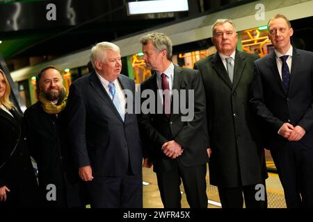 King Frederik X e Jorgen Mads Clausen, uomo d'affari, imprenditore ed ex CEO del gruppo Danfoss visitano la stazione della metropolitana Stadion Narodowy Varsavia, Polonia, giovedì 1 febbraio 2024. La stazione della metropolitana costituisce la struttura di un progetto che può potenzialmente raccogliere e riutilizzare il calore in eccesso della metropolitana inviandolo nel sistema di teleriscaldamento della città. Durante la visita, sarà firmata anche una lettera di intenti tra la metropolitana di Varsavia, un certo numero di aziende danesi e il Fondo danese per l'esportazione e gli investimenti. Il re è in promozione commerciale ufficiale in Polonia dal 30 gennaio al 2 febbraio, con Foto Stock