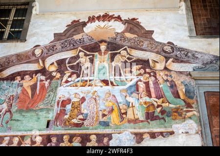 Clusone e l'antico orologio di Fanzago. Val Seriana da scoprire. Foto Stock