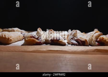 Dessert sfoglia ripieno di marmellata di frutti di bosco e cosparso di zucchero in polvere Foto Stock