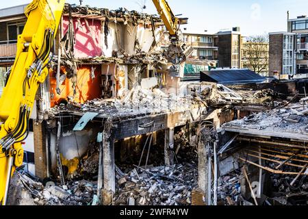 ROTTERDAM - lavoro visto da un punto più alto nel sito dove si è verificata un'esplosione in un edificio a Schammenkamp. Alla grande esplosione seguì un fuoco feroce. L'edificio e dozzine di case adiacenti sono stati distrutti o gravemente danneggiati dall'esplosione. ANP JEFFREY GROENEWEG netherlands Out - belgium Out Foto Stock