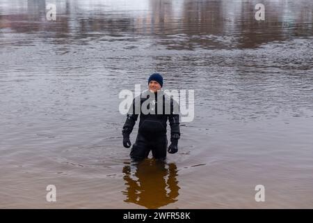 Grodno, Bielorussia - 28 gennaio 2024: Un subacqueo del servizio di soccorso è in servizio in acqua in caso di emergenza durante la tradizionale temperatura annuale Foto Stock