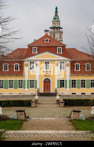 Bad Langensalza Friederikenschlößchen. Bad Langensalza ist eine Kurstadt im Unstrut-Hainich-Kreis a Thüringen. SIE ist nach der Kreisstadt Mühlhausen die zweitgrößte Stadt im Kreis und bildet das Mittelzentrum für dessen südöstlichen Teil sowie für einige Gemeinden im nördlichen Landkreis Gotha. Bad Langensalza Thüringen Deutschland *** Bad Langensalza Friederikenschlößchen Bad Langensalza è una città termale nel distretto Unstrut Hainich in Turingia è la seconda città più grande del distretto dopo la città distrettuale di Mühlhausen e costituisce il centro centrale per la sua parte sud-orientale Foto Stock