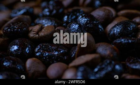 Chicchi di caffè di vari gradi di tostatura. Macro. Primo piano. Foto Stock