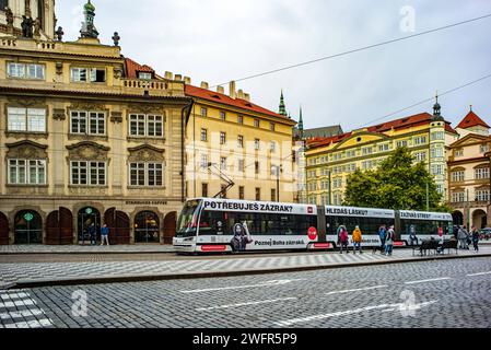 Praha, Repubblica Ceca, 29 ott 2023, tram nella città vecchia *** Praha, Tschechische Republik, 29 ott 2023, Straßenbahn in der Altstadt Copyright: XWolfgangxSimlingerx Foto Stock