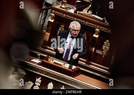 © Antonin Burat/le Pictorium/MAXPPP - Parigi 30/01/2024 Antonin Burat/le Pictorium - 30/01/2024 - Francia/Ile-de-France/Parigi - le president du groupe parlementaire "Gauche democrate et republicaine" Andre Chassaigne prend la parole, apres le discours de politique generale du Premier ministre Gabriel Attal a l'Assembnationale, le 30 janvier 2024. - Valeurs ACtuelles out, no jdd, jdd out, RUSSIA OUT, NO RUSSIA #norussia/30/01/2024 - Francia/Ile-de-France (regione)/Parigi - Presidente del gruppo parlamentare "Gauche democrate et republicaine" Andre Chassaigne interviene dopo prim Foto Stock