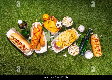 Piatti tradizionali dello stadio e birra di sottofondo, set di vari tipi di baseball, pallacanestro, tifosi di football e spuntini dello stadio, patatine, salse, hot dog, wi-fi Foto Stock