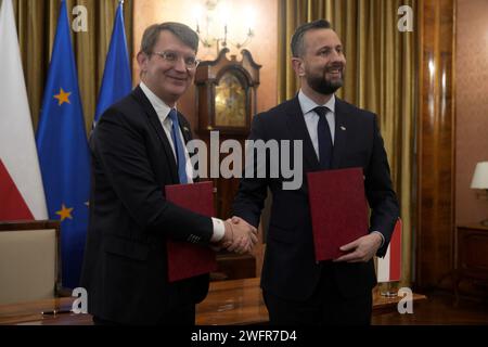 Varsavia, Polonia. 1 febbraio 2024. Il Vice primo Ministro danese e Ministro della difesa Troels Lund Poulsen incontra il suo omologo W?adys?aw Kosiniak-Kamysz presso la Cancelleria del primo Ministro a Varsavia, Polonia, il 1° febbraio 2024. (Foto di Jaap Arriens/Sipa USA) credito: SIPA USA/Alamy Live News Foto Stock