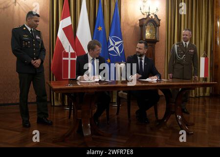 Varsavia, Polonia. 1 febbraio 2024. Il Vice primo Ministro danese e Ministro della difesa Troels Lund Poulsen incontra il suo omologo W?adys?aw Kosiniak-Kamysz presso la Cancelleria del primo Ministro a Varsavia, Polonia, il 1° febbraio 2024. (Foto di Jaap Arriens/Sipa USA) credito: SIPA USA/Alamy Live News Foto Stock