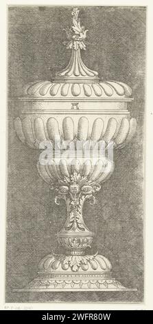 Bokaal con tre piccoli melograni, Albrecht Altdorfer, c. 1506 - 1538 stampa tazza su un piede, con coperchio. Il tronco è decorato con foglie di vite e tre piccoli melograni. Da una serie di 22 fogli con vasi, brocche e vasetti. Tazza per incisione di carta tedesca, bicchiere, calice Foto Stock