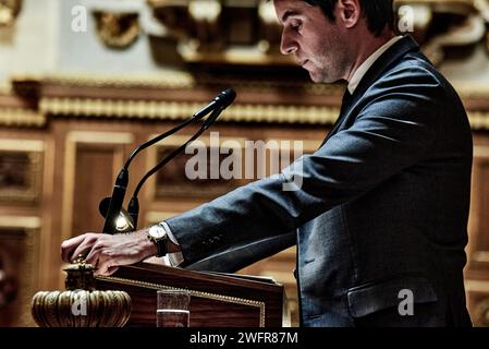 Parigi, Francia. 31 gennaio 2024. © Antonin Burat/le Pictorium/MAXPPP - Parigi 31/01/2024 Antonin Burat/le Pictorium - 31/01/2024 - Francia/Ile-de-France/Parigi - le Premier ministre Gabriel Attal prononce son discours de politique generale devant l'Assemblee nationale, le 30 janvier 2024. - Valeurs ACtuelles out, no jdd, jdd out, RUSSIA OUT, NO RUSSIA #norussia/31/01/2024 - Francia/Ile-de-France (regione)/Parigi - il primo ministro Gabriel Attal pronuncia il suo discorso di politica generale davanti all'Assemblea nazionale francese il 30 gennaio 2024. Credito: MAXPPP/Alamy Live News Foto Stock