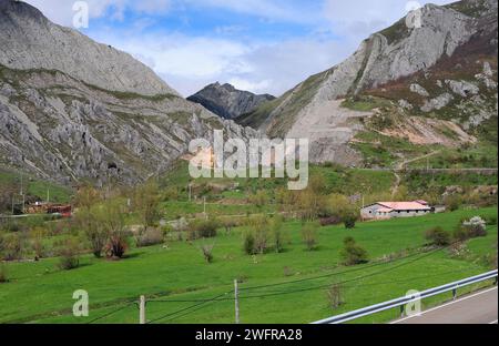 Puerto de Pajares (passo di montagna Pajares) vista dalla provincia di Leon. Castilla y Leon, Spagna. Foto Stock