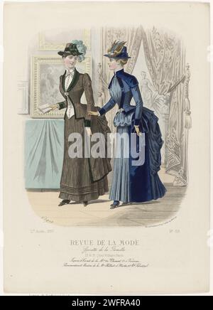 Fashion review, Family gazette, domenica 4 novembre 1883, dodicesimo anno, no 618: Petticoats & Corsets (...), P. Deferneville, 1883 due donne visitano una mostra di dipinti e sculture. A sinistra: "toilette" di seta a righe decorate con velluto verde scuro. "Corsage Princesse" (corpo) sul davanti aperto su un cardigan di cashmere bianco. Colletto e polsini in velluto. A destra: Vestito di pompa blu e velluto semplice. "Robe de Sortie" con "tablier" pieghettato. Collare di velluto. Cappello blu abbinato decorato con piume e testa di uccello. Sotto la performance alcune righe di testo pubblicitario per prodotti diversi. Stampa Foto Stock