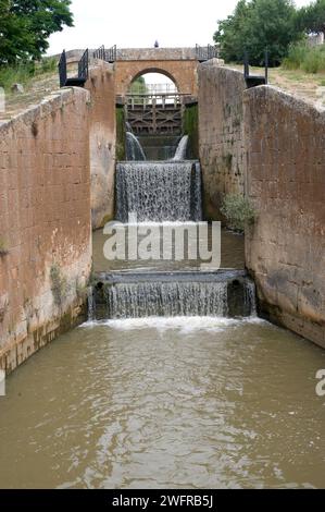 Canal de Castilla (canale di Castiglia) vicino Ribas de Campos, provincia di Palencia, Castilla y Leon, Spagna. Foto Stock