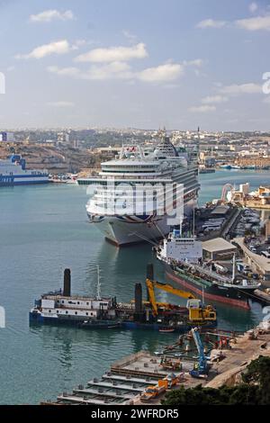 Nave da crociera "Azura" ormeggiata nel porto di la Valletta Foto Stock