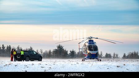 Elicottero di salvataggio aereo da Lussemburgo, trasporto di emergenza a Treviri, misson in neve, inverno renania-palatinato, Germania, 20.01.2024 Foto Stock