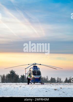 Elicottero di salvataggio aereo da Lussemburgo, trasporto di emergenza a Treviri, misson in neve, inverno renania-palatinato, Germania, 20.01.2024 Foto Stock