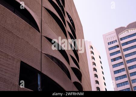 Vista verso l'alto degli edifici moderni che mostrano lo stile architettonico unico di Abu Dhabi Foto Stock