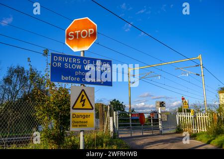 Semaforo all'incrocio a livello della linea principale per East Anglia vicino a Margaretting Essex Foto Stock