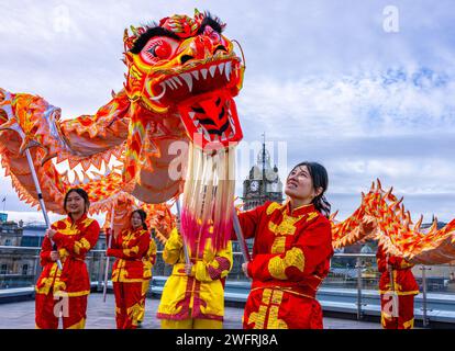 Edimburgo, Regno Unito. 1 febbraio 2024 nella foto: Gli organizzatori del Chinese New Year Festival di Edimburgo annunciano oggi un programma completo di eventi e attività in tutta la città per celebrare il Capodanno cinese e l'inizio dell'anno del Drago. Il programma, che comprende il Concerto ufficiale Cinese di Capodanno, danze di leone al quartiere di St James, ceilidh bilingue, sessioni di tai chi, calligrafia e lettura di carte tarocchi, si svolge dal 3 al 13 febbraio 2024. Crediti: Rich Dyson/Alamy Live News Foto Stock