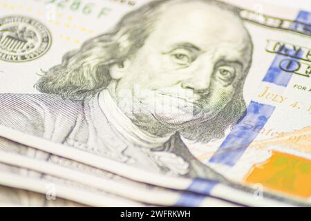 Primo piano dei dollari. Il ritratto di Benjamin Franklin sulla banconota da cento dollari. Primo piano del concetto di finanziamento delle banconote da 100 dollari Foto Stock