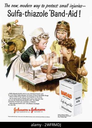 "CEROTTO SULFA-TIAZOLO!" Poster di propaganda statunitense della seconda guerra mondiale che pubblicizza il Sulfathiazole Band-Aid, un metodo moderno per proteggere le piccole ferite. Il poster, reso in stile cartone animato, raffigura bambini: Un'infermiera che applica un cerotto al braccio di un soldato. Il soldato, armato di spada e scudo, simboleggia lo sforzo bellico. Lo sfondo è un campo di battaglia completo di carri armati ed esplosioni. - Pubblicità americana (USA), era della seconda guerra mondiale Foto Stock