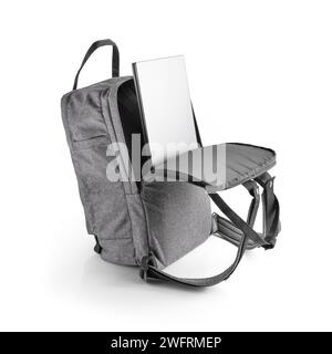 Zaino in tessuto grigio con un computer portatile nello scomparto posteriore. Zaino casual su sfondo bianco. Vista laterale. Foto Stock