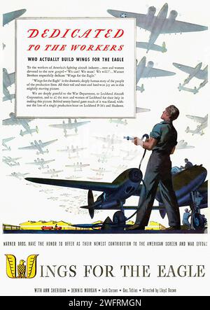 Un poster di propaganda statunitense della seconda guerra mondiale con un uomo che lavora su un aereo con il testo "dedicato ai lavoratori" sopra di lui. Il poster sta promuovendo lo sforzo bellico e il contributo dei lavoratori americani. Il poster è progettato in stile grafico. - Pubblicità americana (USA), era della seconda guerra mondiale Foto Stock