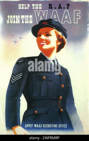 "HELP THE R.A.F." "JOIN THE W.A.F." "APPLY WAAF RECRUITING OFFICE" Un poster di reclutamento per la Women's Auxiliary Air Force (WAAF), che mostra un'ufficiale donna sorridente in uniforme. Il poster utilizza colori brillanti e un tema patriottico per attrarre potenziali reclute, con una rappresentazione amichevole e accattivante del personaggio. Foto Stock